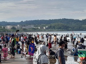 Membludaknya Wisatawan di Pantai Pangandaran