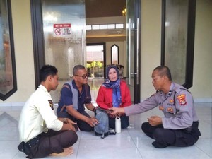 Pemudik Terima Kasih ke Aiptu Supriyanto Usai Tas Isi Rp 100 Juta Dikembalikan