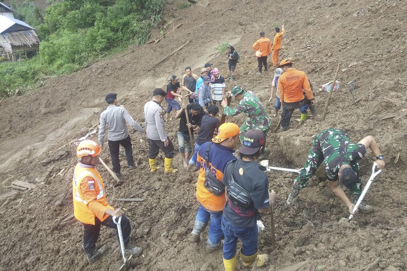 Gambar udara yang diambil dan dirilis pada 15 April 2024 oleh Badan Pencarian dan Pertolongan Nasional (BASARNAS) menunjukkan tim penyelamat mencari orang hilang di lokasi tanah longsor yang menewaskan sedikitnya 18 orang dan menyebabkan dua orang hilang di Tana Toraja, Selatan Sulawesi. (Photo by Handout / National Search and Rescue Agency (BASARNAS) / AFP)