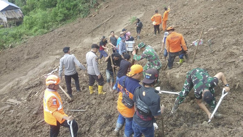 Gambar udara yang diambil dan dirilis pada 15 April 2024 oleh Badan Pencarian dan Pertolongan Nasional (BASARNAS) menunjukkan tim penyelamat mencari orang hilang di lokasi tanah longsor yang menewaskan sedikitnya 18 orang dan menyebabkan dua orang hilang di Tana Toraja, Selatan Sulawesi. (Photo by Handout / National Search and Rescue Agency (BASARNAS) / AFP)