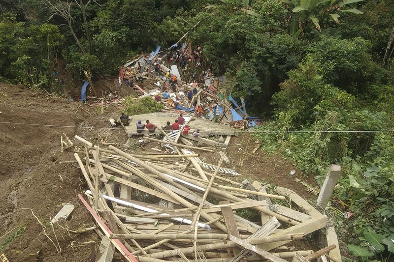Gambar udara yang diambil dan dirilis pada 15 April 2024 oleh Badan Pencarian dan Pertolongan Nasional (BASARNAS) menunjukkan tim penyelamat mencari orang hilang di lokasi tanah longsor yang menewaskan sedikitnya 18 orang dan menyebabkan dua orang hilang di Tana Toraja, Selatan Sulawesi. (Photo by Handout / National Search and Rescue Agency (BASARNAS) / AFP)