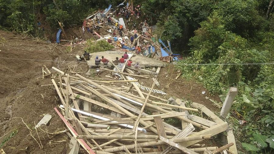 Gambar udara yang diambil dan dirilis pada 15 April 2024 oleh Badan Pencarian dan Pertolongan Nasional (BASARNAS) menunjukkan tim penyelamat mencari orang hilang di lokasi tanah longsor yang menewaskan sedikitnya 18 orang dan menyebabkan dua orang hilang di Tana Toraja, Selatan Sulawesi. (Photo by Handout / National Search and Rescue Agency (BASARNAS) / AFP)