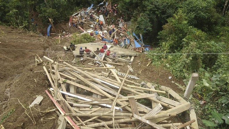 Gambar udara yang diambil dan dirilis pada 15 April 2024 oleh Badan Pencarian dan Pertolongan Nasional (BASARNAS) menunjukkan tim penyelamat mencari orang hilang di lokasi tanah longsor yang menewaskan sedikitnya 18 orang dan menyebabkan dua orang hilang di Tana Toraja, Selatan Sulawesi. (Photo by Handout / National Search and Rescue Agency (BASARNAS) / AFP)