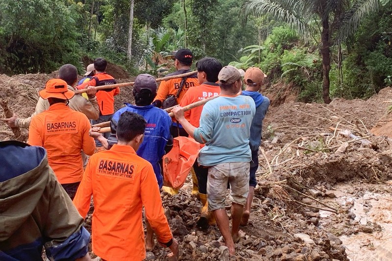 Gambar udara yang diambil dan dirilis pada 15 April 2024 oleh Badan Pencarian dan Pertolongan Nasional (BASARNAS) menunjukkan tim penyelamat mencari orang hilang di lokasi tanah longsor yang menewaskan sedikitnya 18 orang dan menyebabkan dua orang hilang di Tana Toraja, Selatan Sulawesi. (Photo by Handout / National Search and Rescue Agency (BASARNAS) / AFP)