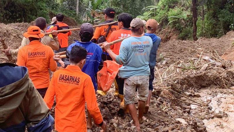 Gambar udara yang diambil dan dirilis pada 15 April 2024 oleh Badan Pencarian dan Pertolongan Nasional (BASARNAS) menunjukkan tim penyelamat mencari orang hilang di lokasi tanah longsor yang menewaskan sedikitnya 18 orang dan menyebabkan dua orang hilang di Tana Toraja, Selatan Sulawesi. (Photo by Handout / National Search and Rescue Agency (BASARNAS) / AFP)