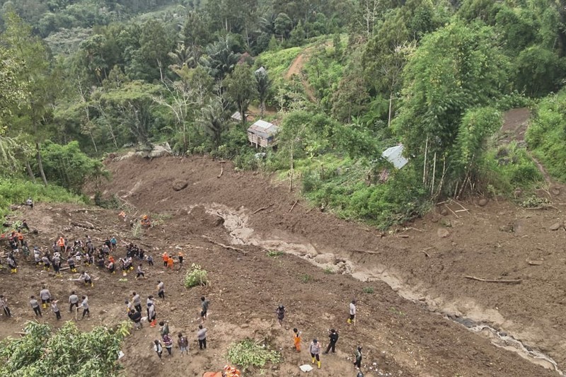 Gambar udara yang diambil dan dirilis pada 15 April 2024 oleh Badan Pencarian dan Pertolongan Nasional (BASARNAS) menunjukkan tim penyelamat mencari orang hilang di lokasi tanah longsor yang menewaskan sedikitnya 18 orang dan menyebabkan dua orang hilang di Tana Toraja, Selatan Sulawesi. Gambar udara yang diambil dan dirilis pada 15 April 2024 oleh Badan Pencarian dan Pertolongan Nasional (BASARNAS) menunjukkan tim penyelamat mencari orang hilang di lokasi tanah longsor yang menewaskan sedikitnya 18 orang dan menyebabkan dua orang hilang di Tana Toraja, Selatan Sulawesi. (Photo by Handout / National Search and Rescue Agency (BASARNAS) / AFP)