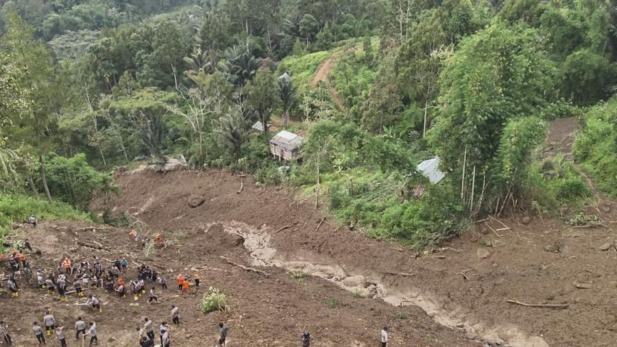 Gambar udara yang diambil dan dirilis pada 15 April 2024 oleh Badan Pencarian dan Pertolongan Nasional (BASARNAS) menunjukkan tim penyelamat mencari orang hilang di lokasi tanah longsor yang menewaskan sedikitnya 18 orang dan menyebabkan dua orang hilang di Tana Toraja, Selatan Sulawesi. (Photo by Handout / National Search and Rescue Agency (BASARNAS) / AFP)