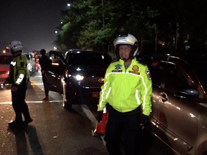 Aksi Kakorlantas Tertibkan Kendaraan yang Berhenti di Bahu Jalan Tol Japek