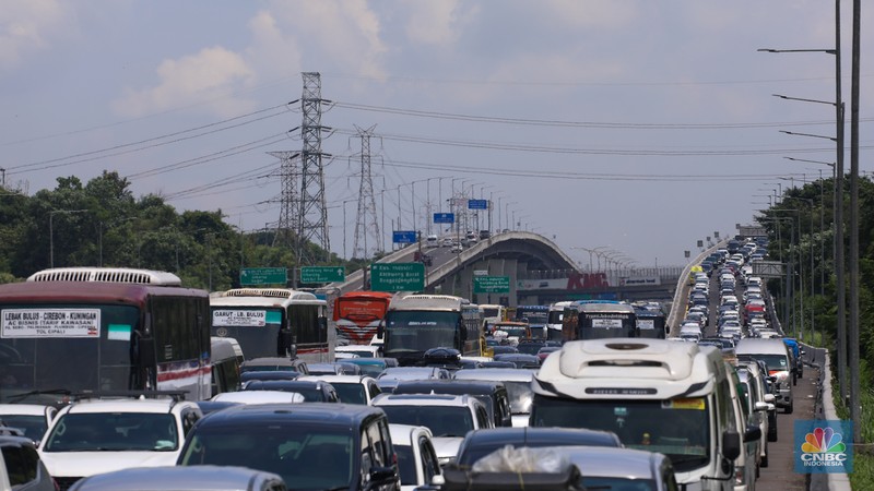 Kendaraan terjebak kemacetan di KM 48 Tol Jakarta-Cikampek (Japek), Jawa Barat, Senin (15/4/2024). Kendaraan terjebak kemacetan di KM 48 Tol Jakarta-Cikampek (Japek), Jawa Barat, Senin (15/4/2024). (CNBC Indonesia/Faisal Rahman)