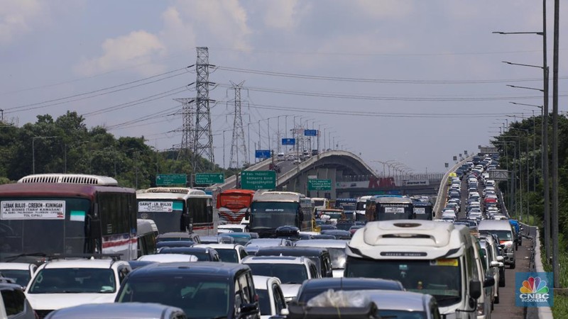 Kendaraan terjebak kemacetan di KM 48 Tol Jakarta-Cikampek (Japek), Jawa Barat, Senin (15/4/2024). (CNBC Indonesia/Faisal Rahman)