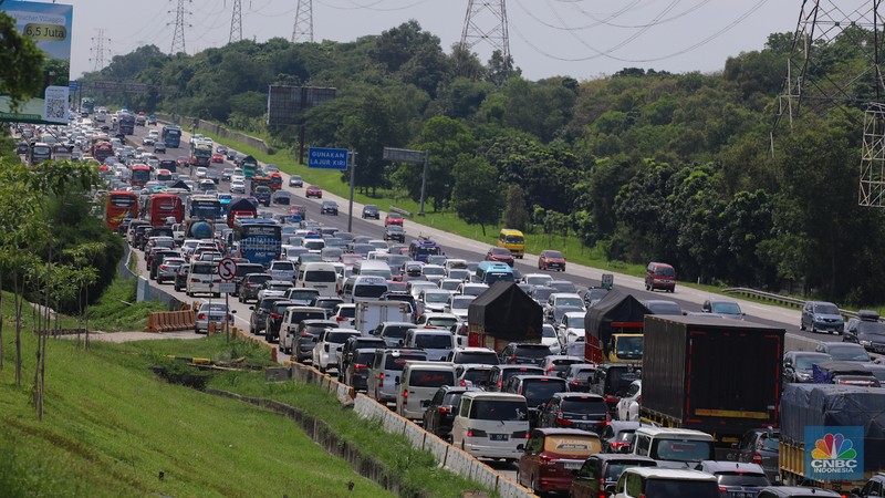 Kendaraan terjebak kemacetan di KM 48 Tol Jakarta-Cikampek (Japek), Jawa Barat, Senin (15/4/2024). Kendaraan terjebak kemacetan di KM 48 Tol Jakarta-Cikampek (Japek), Jawa Barat, Senin (15/4/2024). (CNBC Indonesia/Faisal Rahman)