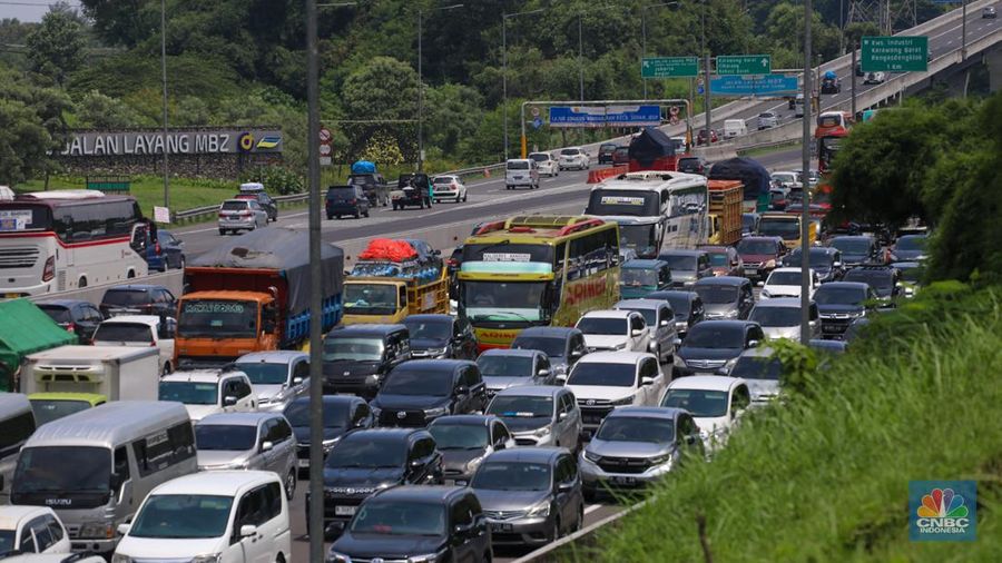 Kendaraan terjebak kemacetan di KM 48 Tol Jakarta-Cikampek (Japek), Jawa Barat, Senin (15/4/2024). (վ/Faisal Rahman)