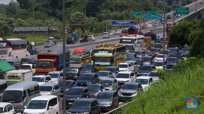 Kendaraan terjebak kemacetan di KM 48 Tol Jakarta-Cikampek (Japek), Jawa Barat, Senin (15/4/2024). (CNBC Indonesia/Faisal Rahman)