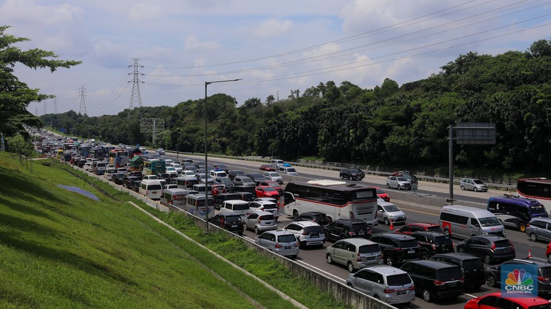 Kendaraan terjebak kemacetan di KM 48 Tol Jakarta-Cikampek (Japek), Jawa Barat, Senin (15/4/2024). (CNBC Indonesia/Faisal Rahman)