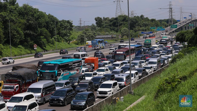 Kendaraan terjebak kemacetan di KM 48 Tol Jakarta-Cikampek (Japek), Jawa Barat, Senin (15/4/2024). (CNBC Indonesia/Faisal Rahman)