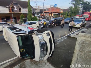Minibus Terguling di Depan SMKN 1 Ciamis gegara Sopir Ngantuk Berat