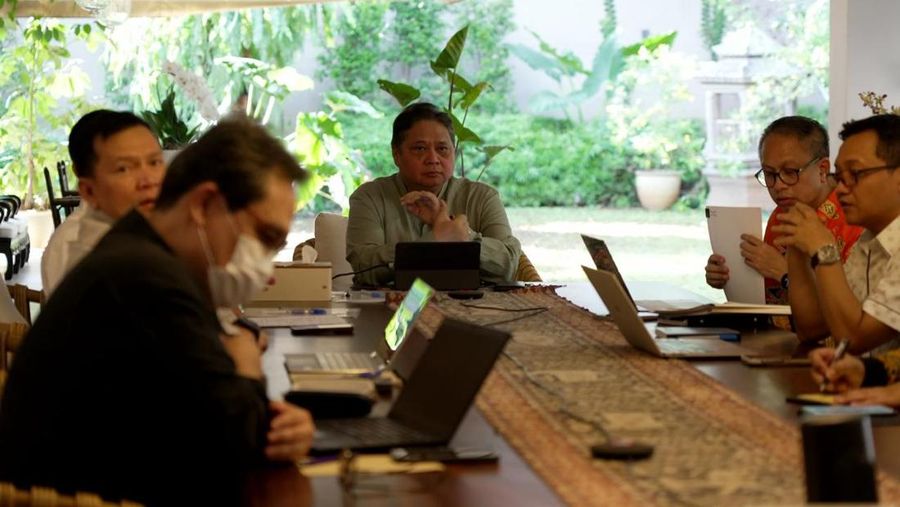 Menko Perekonomian Airlangga Hartarto menyelenggarakan rapat terbatas dengan seluruh unsur Kedeputian pada Kementerian Koordinator Bidang Perekonomian berikut dengan sejumlah Duta Besar pada Senin (15/04/2024). (Dok. Kemenko Perekonomian)