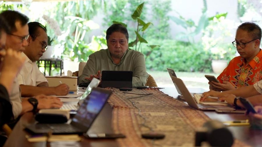 Menko Perekonomian Airlangga Hartarto menyelenggarakan rapat terbatas dengan seluruh unsur Kedeputian pada Kementerian Koordinator Bidang Perekonomian berikut dengan sejumlah Duta Besar pada Senin (15/04/2024). (Dok. Kemenko Perekonomian)
