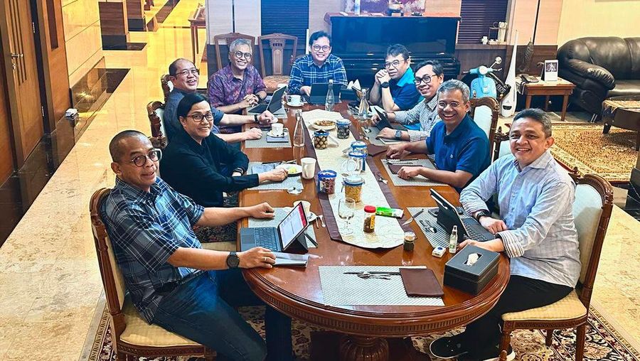 Mentri Keuangan, Sri Mulyani Indrawati (SMI) melakukan rapat bersama Wakil Menteri Keuangan Suahasil Nazara dan para eselon satu. (Instagram @smindrawati)