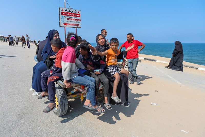 Warga Palestina, yang mengungsi akibat serangan militer Israel di Gaza selatan, berusaha untuk kembali ke rumah mereka di Gaza utara, di tengah konflik yang sedang berlangsung antara Israel dan Hamas, seperti yang terlihat dari Jalur Gaza tengah, 14 April 2024. (REUTERS/Ramadan Abed)