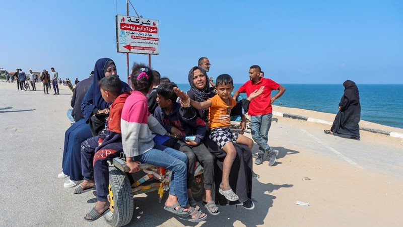 Warga Palestina, yang mengungsi akibat serangan militer Israel di Gaza selatan, berusaha untuk kembali ke rumah mereka di Gaza utara, di tengah konflik yang sedang berlangsung antara Israel dan Hamas, seperti yang terlihat dari Jalur Gaza tengah, 14 April 2024. (REUTERS/Ramadan Abed)