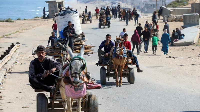 Warga Palestina, yang mengungsi akibat serangan militer Israel di Gaza selatan, berusaha untuk kembali ke rumah mereka di Gaza utara, di tengah konflik yang sedang berlangsung antara Israel dan Hamas, seperti yang terlihat dari Jalur Gaza tengah, 14 April 2024. (REUTERS/Ramadan Abed)