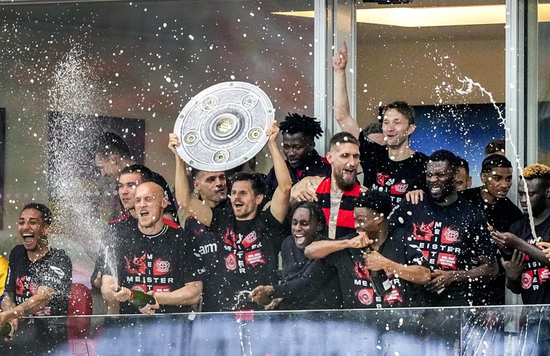 Pendukung Leverkusen merayakannya setelah Bayer Leverkusen meraih gelar Bundesliga Jerman dengan mengalahkan Werder Bremen di Leverkusen, Jerman, Minggu, 14 April 2024. Pendukung Leverkusen merayakannya setelah Bayer Leverkusen meraih gelar Bundesliga Jerman dengan mengalahkan Werder Bremen di Leverkusen, Jerman, Minggu, 14 April 2024. (AP Photo/Martin Meissner)