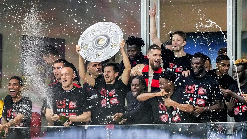 Pendukung Leverkusen merayakannya setelah Bayer Leverkusen meraih gelar Bundesliga Jerman dengan mengalahkan Werder Bremen di Leverkusen, Jerman, Minggu, 14 April 2024. (AP Photo/Martin Meissner)