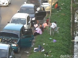 Rest Area Padat, Pemudik Terpaksa Istirahat di Bahu Jalan Tol Cikampek