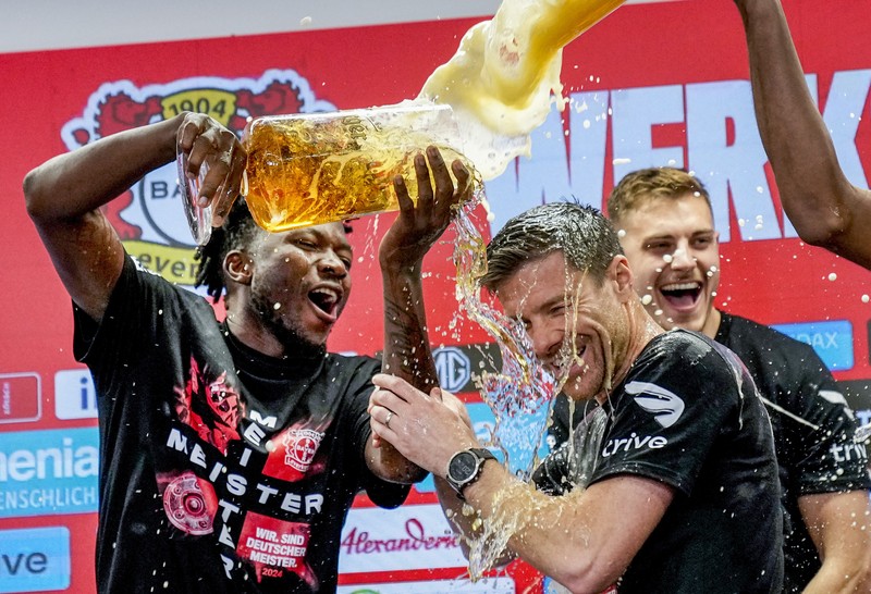 Pendukung Leverkusen merayakannya setelah Bayer Leverkusen meraih gelar Bundesliga Jerman dengan mengalahkan Werder Bremen di Leverkusen, Jerman, Minggu, 14 April 2024. Pendukung Leverkusen merayakannya setelah Bayer Leverkusen meraih gelar Bundesliga Jerman dengan mengalahkan Werder Bremen di Leverkusen, Jerman, Minggu, 14 April 2024. (AP Photo/Martin Meissner)