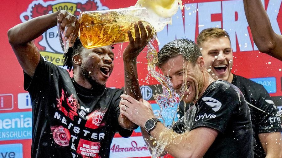 Pendukung Leverkusen merayakannya setelah Bayer Leverkusen meraih gelar Bundesliga Jerman dengan mengalahkan Werder Bremen di Leverkusen, Jerman, Minggu, 14 April 2024. (AP Photo/Martin Meissner)