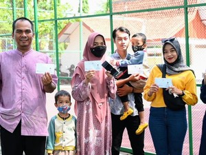 Senangnya Warga Dapat Hadiah Usai Ikuti Kuis dari Bupati Kebumen