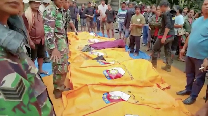 Gambar udara yang diambil dan dirilis pada 15 April 2024 oleh Badan Pencarian dan Pertolongan Nasional (BASARNAS) menunjukkan tim penyelamat mencari orang hilang di lokasi tanah longsor yang menewaskan sedikitnya 18 orang dan menyebabkan dua orang hilang di Tana Toraja, Selatan Sulawesi. (Photo by Handout / National Search and Rescue Agency (BASARNAS) / AFP)