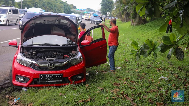 Pemudik beristirahat saat arus balik di bahu jalan ruas tol Jakarta-Cikampek (Japek), Jawa Barat, Senin (15/4/2024). (CNBC Indonesia/Faisal Rahman)