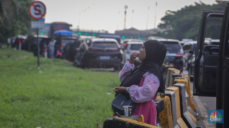 Pemudik beristirahat saat arus balik di bahu jalan ruas tol Jakarta-Cikampek (Japek), Jawa Barat, Senin (15/4/2024). (CNBC Indonesia/Faisal Rahman)