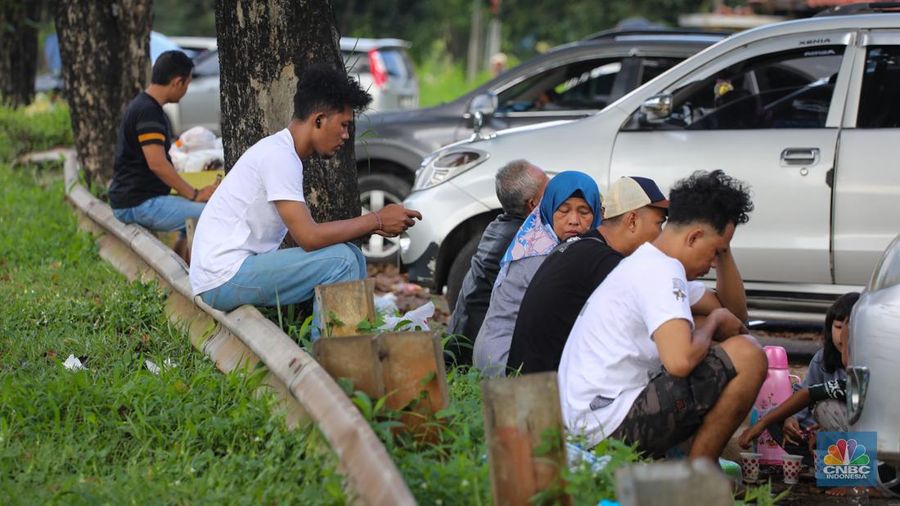 Pemudik beristirahat saat arus balik di bahu jalan ruas tol Jakarta-Cikampek (Japek), Jawa Barat, Senin (15/4/2024). (CNBC Indonesia/Faisal Rahman)