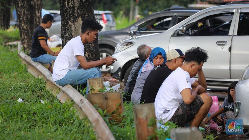 Pemudik beristirahat saat arus balik di bahu jalan ruas tol Jakarta-Cikampek (Japek), Jawa Barat, Senin (15/4/2024). (CNBC Indonesia/Faisal Rahman)