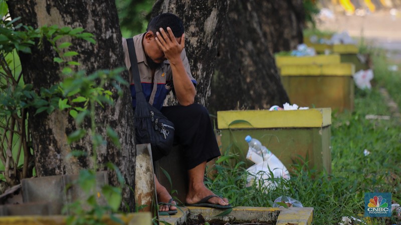 Pemudik beristirahat saat arus balik di bahu jalan ruas tol Jakarta-Cikampek (Japek), Jawa Barat, Senin (15/4/2024). (CNBC Indonesia/Faisal Rahman)