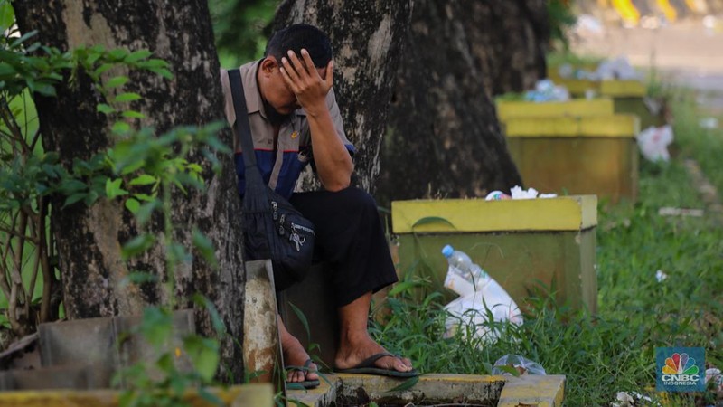 Pemudik beristirahat saat arus balik di bahu jalan ruas tol Jakarta-Cikampek (Japek), Jawa Barat, Senin (15/4/2024). (CNBC Indonesia/Faisal Rahman)