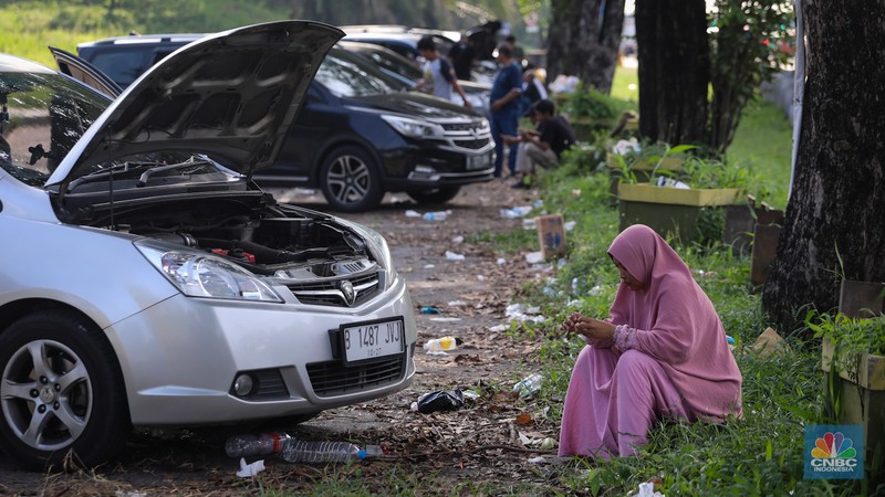 Pemudik beristirahat saat arus balik di bahu jalan ruas tol Jakarta-Cikampek (Japek), Jawa Barat, Senin (15/4/2024). (CNBC Indonesia/Faisal Rahman)