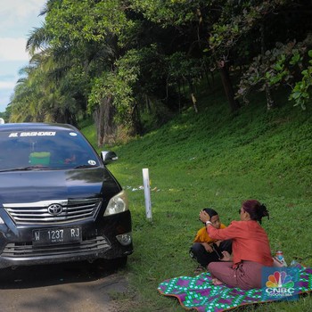 Potret Pemudik Nekat Beristirahat di Bahu Jalan Tol Saat Arus Balik