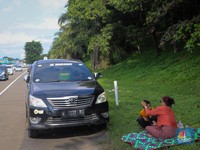 Potret Pemudik Nekat Beristirahat di Bahu Jalan Tol Saat Arus Balik