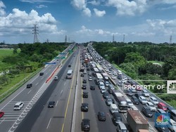 Penampakan Udara Tol Japek Arah Cikampek Padat Merayap