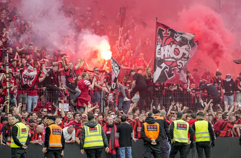 Pendukung Leverkusen merayakannya setelah Bayer Leverkusen meraih gelar Bundesliga Jerman dengan mengalahkan Werder Bremen di Leverkusen, Jerman, Minggu, 14 April 2024. Pendukung Leverkusen merayakannya setelah Bayer Leverkusen meraih gelar Bundesliga Jerman dengan mengalahkan Werder Bremen di Leverkusen, Jerman, Minggu, 14 April 2024. (AP Photo/Martin Meissner)