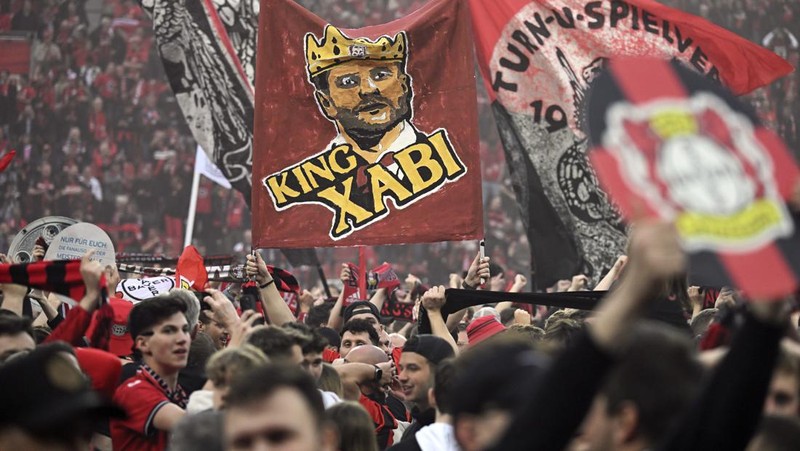 Pendukung Leverkusen merayakannya setelah Bayer Leverkusen meraih gelar Bundesliga Jerman dengan mengalahkan Werder Bremen di Leverkusen, Jerman, Minggu, 14 April 2024. (AP Photo/Martin Meissner)
