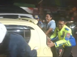 Cerita Petugas Posyan UB Malang Bantu Dorong Mobil Pemudik yang Mogok