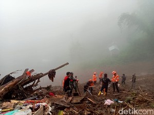 Hari Ke-2 Pencarian Korban Longsor di Palangka Tator Terkendala Kabut Tebal