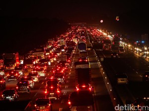 Video: Kepadatan Kendaraan Mengular di Tol Cipularang Arah Jakarta Malam Ini