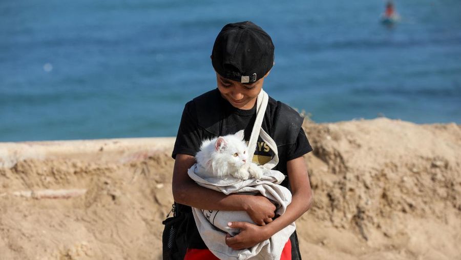 Warga Palestina, yang mengungsi akibat serangan militer Israel di Gaza selatan, berusaha untuk kembali ke rumah mereka di Gaza utara, di tengah konflik yang sedang berlangsung antara Israel dan Hamas, seperti yang terlihat dari Jalur Gaza tengah, 14 April 2024. (REUTERS/Ramadan Abed)