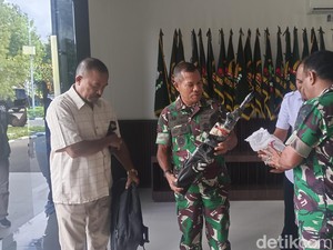 Warga Perbatasan RI-Timor Leste Serahkan Senjata dan 108 Amunisi ke TNI